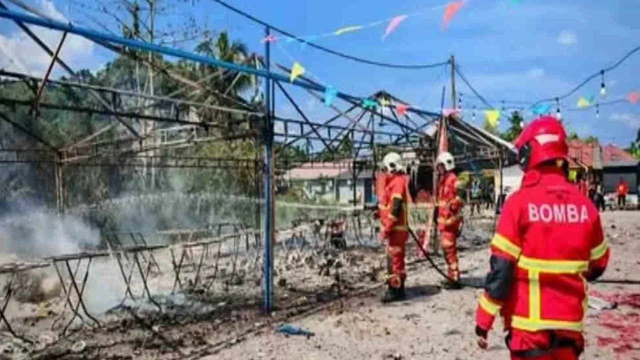 Seorang lelaki cedera dalam kejadian kebakaran melibatkan gerai mercun berhampiran Dataran Lenggong, Lenggong pada Jumaat. Foto JBPM Perak