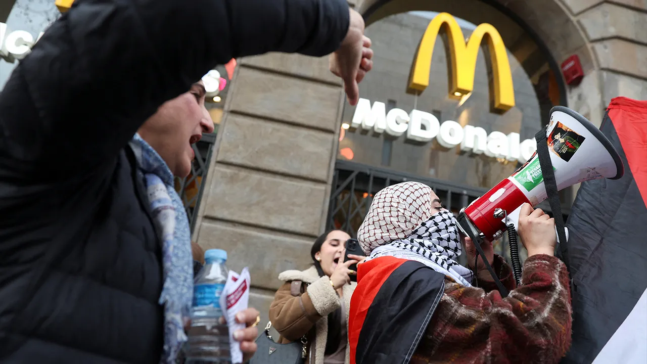 People protest in support of Palestine in front of a McDonalds, in central Barcelona, Spain, March 28, 2026. REUTERS/Bruna Casas
