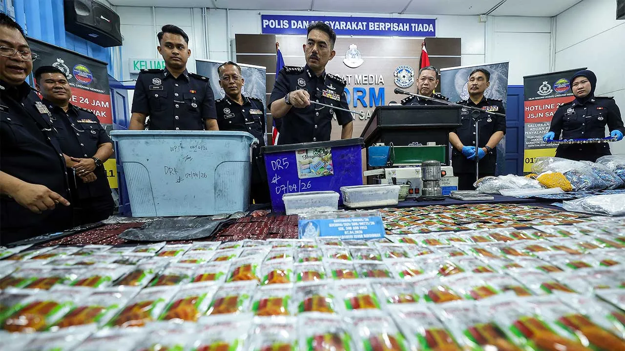 KUCHING, 23 April -- Pesuruhjaya Polis Sarawak Datuk Mohamad Zainal Abdullah (empat, kanan) menunjukkan dadah yang dirampas pada sidang media berkaitan kejayaan polis menumpaskan sindiket pengedaran dadah dengan anggaran nilai rampasan berjumlah RM16 juta di Ibu Pejabat Kontinjen Sarawak, hari ini.  -- fotoBERNAMA (2026) HAK CIPTA TERPELIHARA