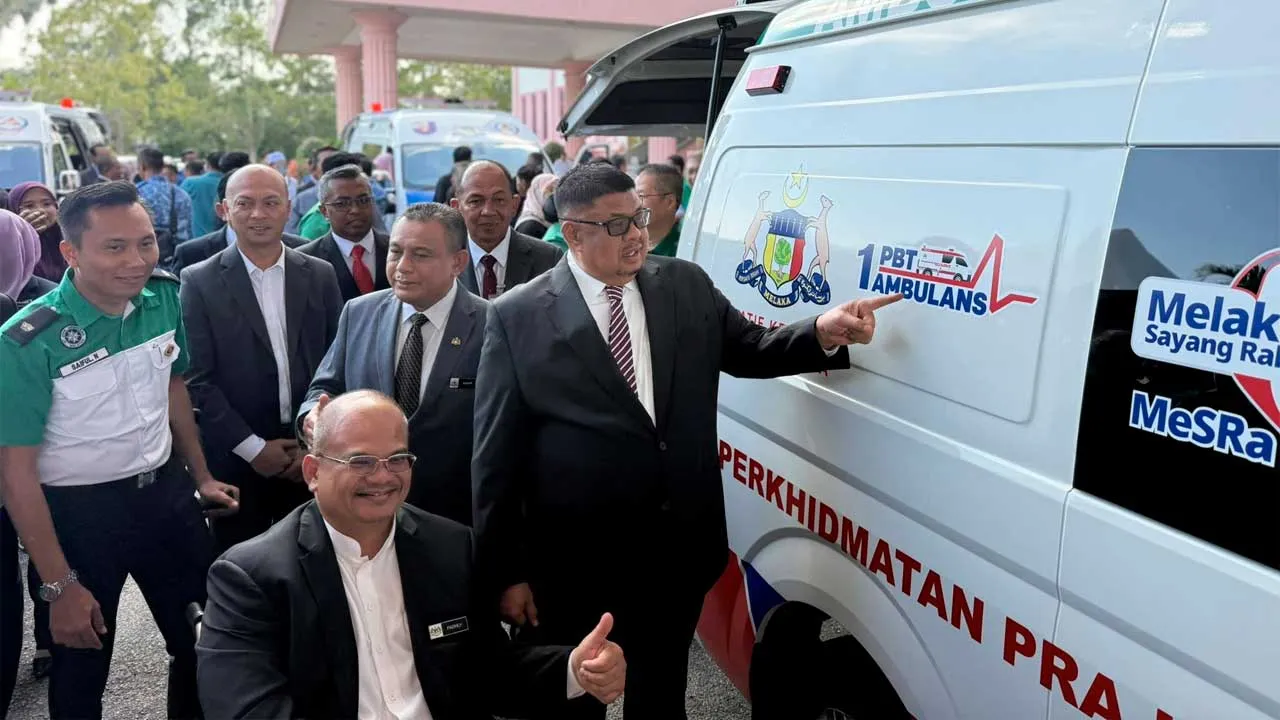 1 PBT 1 AMBULANS: Inisiatif Prihatin Untuk Rakyat Melaka 🚑 Alhamdulillah, hadir ke Majlis Menandatangani Memorandum Persefahaman (MOU) antara Pihak Berkuasa Tempatan (PBT) Negeri Melaka bersama St. John Ambulans Malaysia (SJAM) dan Angkatan Pertahanan Awam Malaysia (APM) Negeri Melaka, serta pelancaran inisiatif 1 PBT 1 Ambulans.