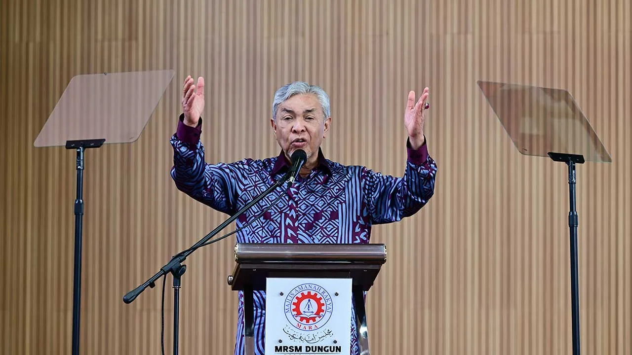 DUNGUN, 20 April -- Timbalan Perdana Menteri Datuk Seri Dr Ahmad Zahid Hamidi berucap pada Majlis Perasmian Maktab Rendah Sains Mara (MRSM) Dungun hari ini.  --fotoBERNAMA (2026) HAK CIPTA TERPELIHARA