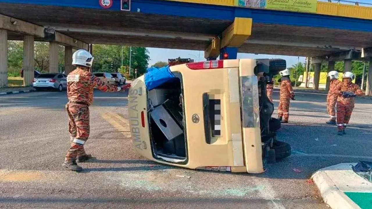 Kenderaan ambulans yang terbalik akibat bertembung dengan sebuah kenderaan SUV. Foto PDRM