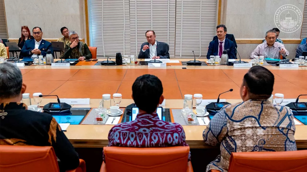 erajaan MADANI kekal beriltizam untuk mendukung dan menyemarak agenda pemerkasaan usahawan Bumiputera sebagai wahana yang berdaya hasil dan berteraskan pencapaian yang membanggakan. Melalui pengukuhan Bumiputera Commercial and Industrial Community (BCIC), kita menetapkan sasaran yang lebih berani—meningkatkan pelaburan GLIC sehingga RM2 bilion, menjayakan sekurang-kurangnya 10 penyenaraian awam baharu, serta membimbing lahirnya Jaguh Bumiputera yang berupaya mencapai nilai syarikat mencecah RM500 juta dalam