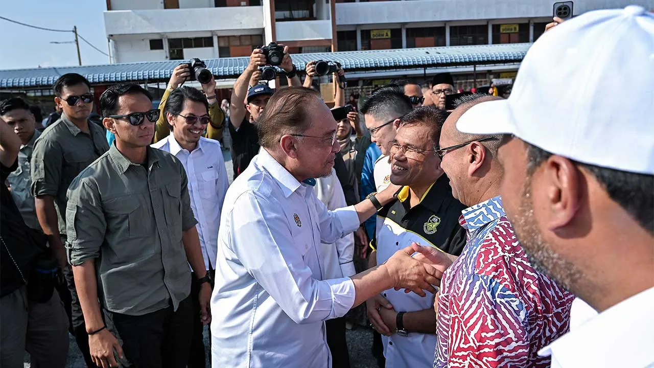 KUALA KANGSAR, 4 April -- Perdana Menteri Datuk Seri Anwar Ibrahim menghadiri Sesi Ramah Mesra YAB Perdana Menteri Bersama Warga Dan Bekas Pelajar Sekolah Menengah Kebangsaan (SMK) Clifford Kuala Kangsar di sini hari ini.   --fotoBERNAMA (2026) HAK CIPTA TERPELIHARA