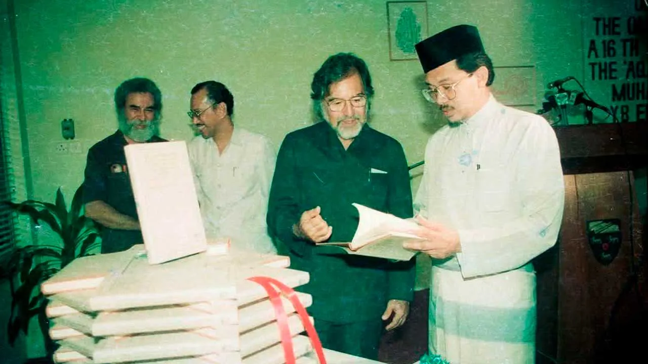 Dalam satu majlis yang sarat makna, saya berkesempatan menyaksikan peluncuran karya penting Aqaid al-Nasafi bersama tokoh-tokoh ilmuwan terkemuka seperti Prof. Ungku Aziz, Prof. Bakar Hamid dan Prof. Syed Muhammad Naquib al-Attas. Ia menjadi satu penyuguhan khazanah pemikiran yang telah lama mendukung tradisi keilmuan Islam di Nusantara.