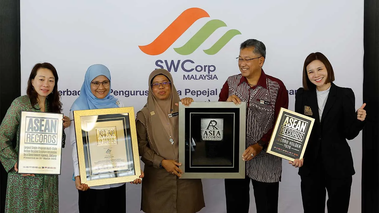 SEPANG, 31 Mac -- Timbalan Menteri Perumahan dan Kerajaan Tempatan, Datuk Aiman Athirah Sabu (tengah) menunjukkan pengiktirafan Asia dan ASEAN Records pada majlis penyerahan Arca Lestari Sepang di Golden Palm Tree Resort & Spa Sepang hari ini.  Turut sama Ketua Pegawai Eksekutif Perbadanan Pengurusan Sisa Pepejal dan Pembersihan Awam (SWCorp), Khalid Mohamed (dua, kanan), Yang Dipertua Majlis Perbandaran Sepang Dr Ani Ahmad (dua, kiri), Timbalan Presiden Korporat Sepang Gold Coast Vivian Gan (kiri) dan Peng
