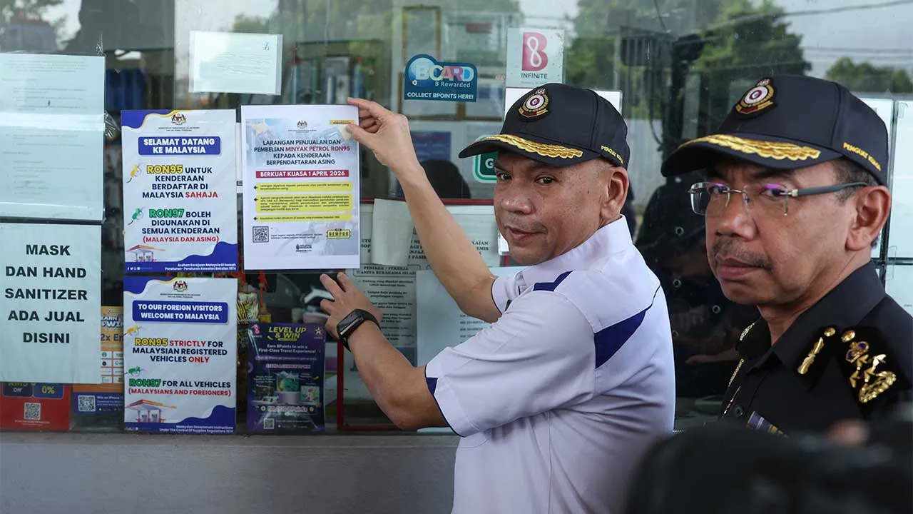 PASIR MAS, 4 April -- Menteri Perdagangan Dalam Negeri dan Kos Sara Hidup, Datuk Armizan Mohd Ali, menampal notis larangan penjualan dan pembelian minyak petrol RON95 kepada kenderaan berpendaftaran asing semasa melakukan pemantauan stesen minyak di Rantau Panjang hari ini.  Turut sama Ketua Pengarah Penguatkuasa Kementerian Perdagangan Dalam Negeri dan Kos Sara Hidup (KPDN) Datuk Azman Adam (kanan).  -- fotoBERNAMA (2026) HAK CIPTA TERPELIHARA