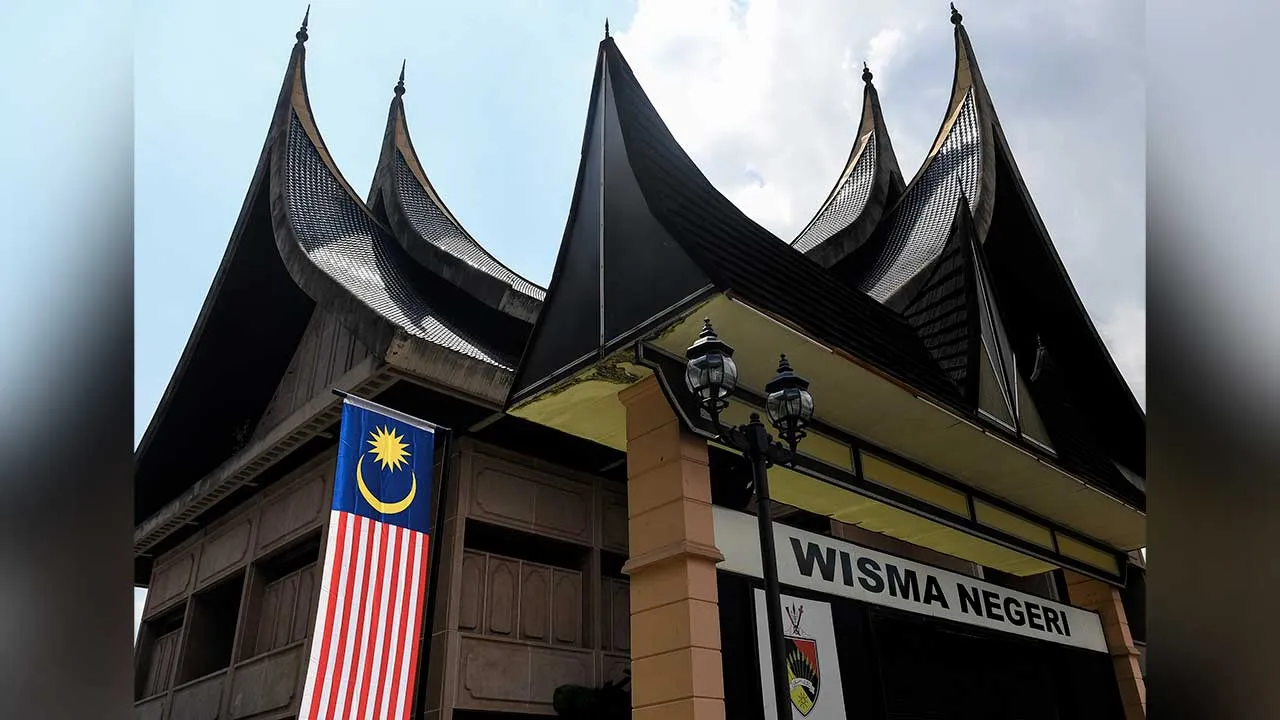 SEREMBAN, Ogos -- Jalur Gemilang menghiasi Bangunan Dewan Undangan Negeri (DUN) Negeri Sembilan yang terletak di Jalan Dato' Abd Malek hari ini.  Seramai 864,425 pemilih berdaftar layak mengundi pada Pilihan Raya Negeri di negeri ini berdasarkan statistik dari Suruhanjaya Pilihan Raya (SPR).  Seramai 83 calon daripada Pakatan Harapan, Barisan Nasional, Perikatan Nasional, Parti Ikatan Demokratik Malaysia (MUDA) dan Bebas bertanding bagi merebut 36 kerusi DUN di Negeri Sembilan.  Rakyat Malaysia akan melaksa