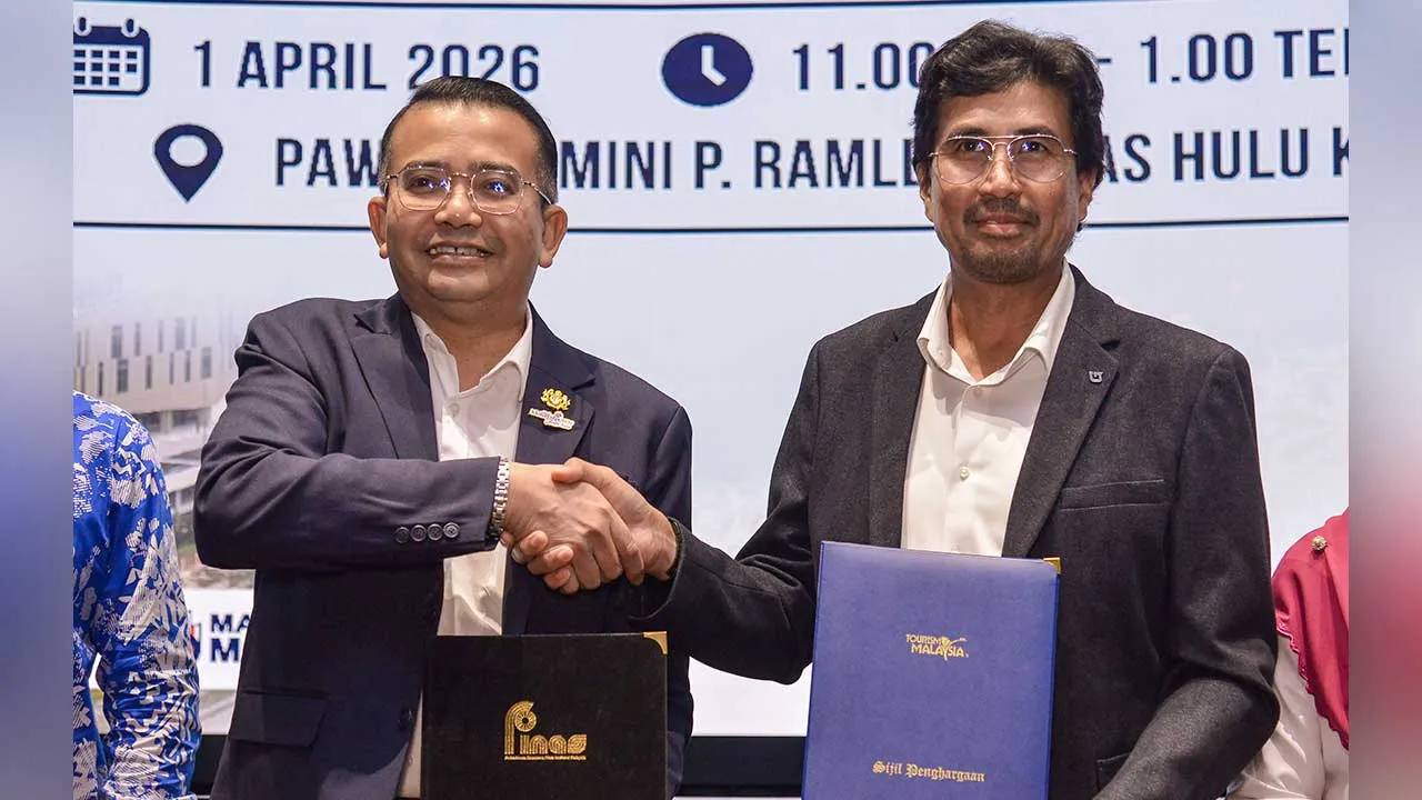 KUALA LUMPUR, 1 April -- Ketua Pegawai Eksekutif Perbadanan Kemajuan Filem Nasional Malaysia (FINAS), Datuk Azmir Saifuddin Mutalib (kanan) bertukar dokumen selepas menandatangani memorandum persefahaman dengan Ketua Pengarah Tourism Malaysia, Mohd Amirul Rizal Abdul Rahim (kiri) pada Majlis Pemeteraian Memorandum Persefahaman antara FINAS dan Tourism Malaysia di Mini Pawagam P. Ramlee hari ini.  -- fotoBERNAMA (2026) HAK CIPTA TERPELIHARA