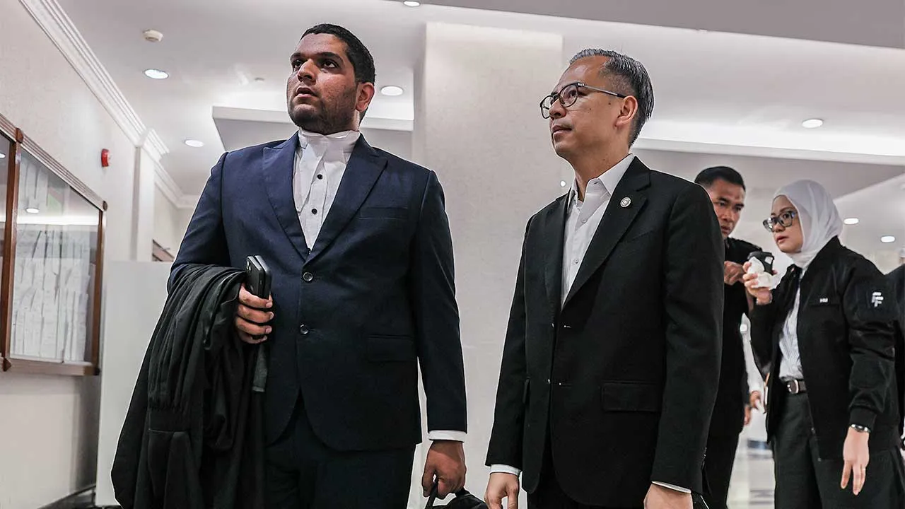 KUALA LUMPUR, 6 April -- Kes saman fitnah yang difailkan Datuk Fahmi Fadzil (dua, kiri) terhadap pemilik akaun Facebook “N13 Kuang” Mohd Fauzan Madzlan pada 2023 berhubung dakwaan kononnya Menteri Komunikasi itu menyampaikan ceramah politik di sebuah masjid di Rawang, Selangor telah diselesaikan di Mahkamah Tinggi di sini, hari ini.  Peguam Fahri Azzat yang mewakili Fahmi, memaklumkan kepada Hakim Datuk Raja Ahmad Mohzanuddin Shah Raja Mohzan bahawa kedua-dua pihak telah mencapai penyelesaian dan telah bers