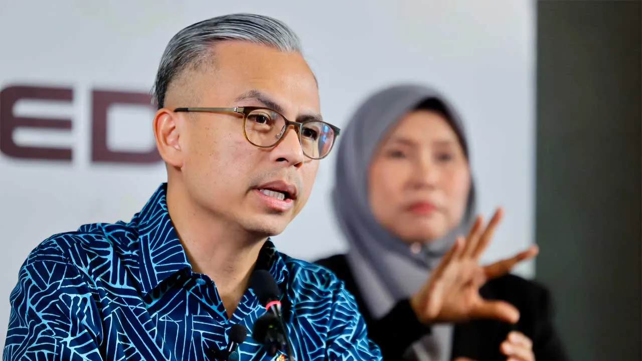 PUTRAJAYA, 15 April -- Menteri Komunikasi merangkap jurucakap Kerajaan Perpaduan Datuk Fahmi Fadzil bercakap mengenai taklimat krisis tenaga global pada sidang media mingguan Kabinet di Putrajaya hari ini.  --fotoBERNAMA (2026) HAK CIPTA TERPELIHARA