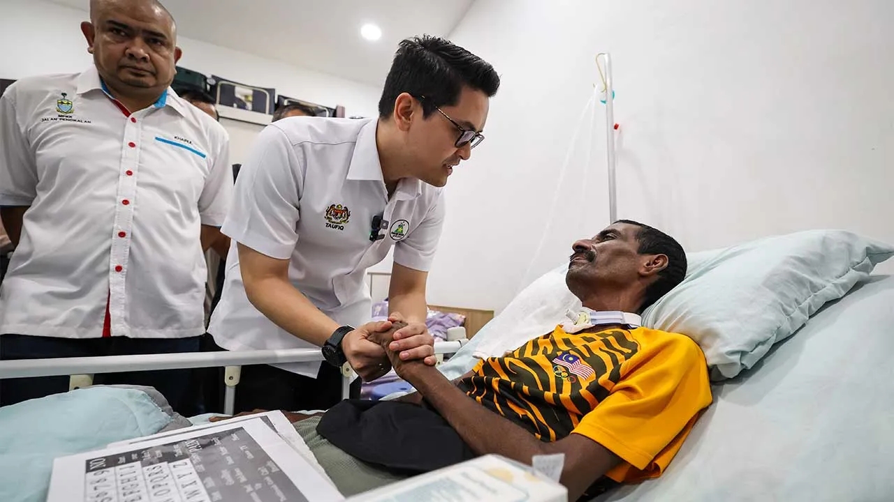 BUKIT MERTAJAM, 12 April -- Menteri Belia dan Sukan Dr Mohammed Taufiq Johari berbual dengan bekas atlet jalan kaki G. Saravanan yang menghidap penyakit Motor Neurone Disease (MDN) ketika menziarahi beliau di kediamannya dekat Jalan Pengkalan hari ini.  -- fotoBERNAMA (2026) HAK CIPTA TERPELIHARA