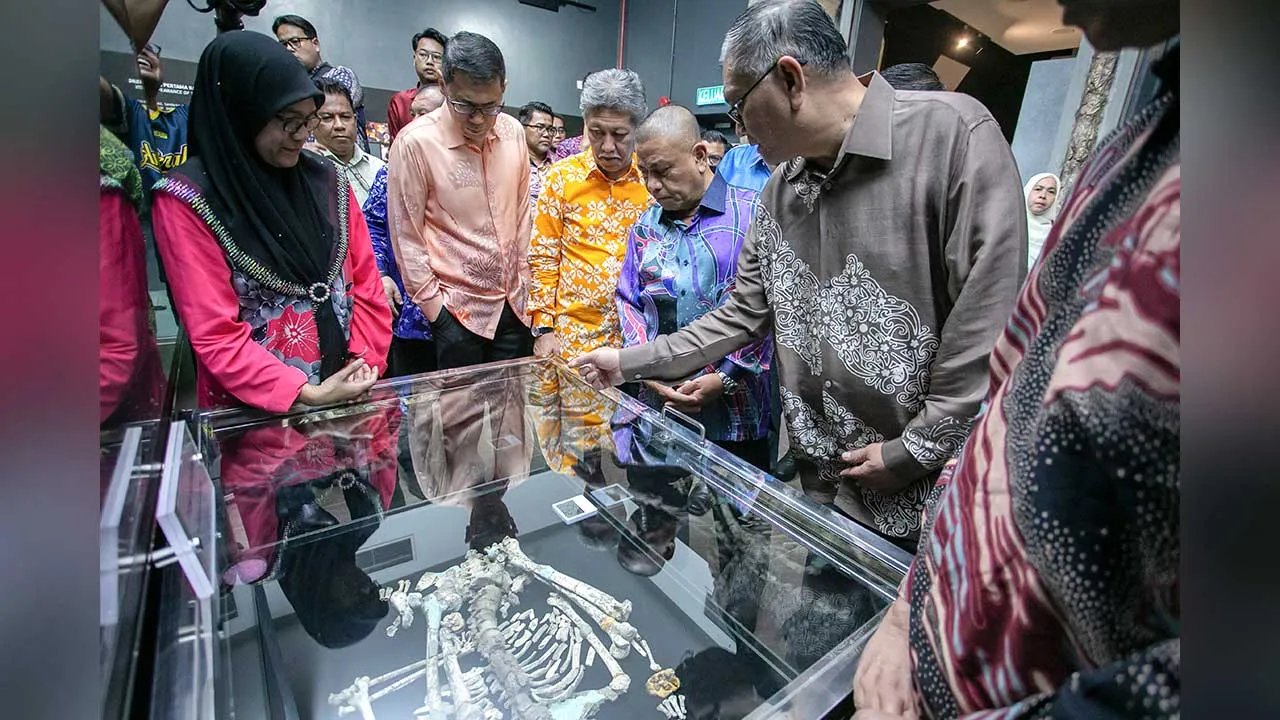 LENGGONG, 10 April -- Menteri Besar Perak Datuk Seri Saarani Mohamad (empat, kiri) melihat rangka asal Perak Man ketika hadir pada Majlis Perasmian Pembukaan Semula Galeri Arkeologi Lembah Lenggong dan Pelancaran Duit Syiling Peringatan Tapak Warisan Dunia Malaysia di Galeri Arkeologi Lembah Lenggong di sini, hari ini.  Turut hadir, Timbalan Menteri Dalam Negeri merangkap Ahli Parlimen Lenggong Datuk Seri Dr Shamsul Anuar Nasarah (lima, kiri) dan Ketua Setiausaha Kementerian Pelancongan, Seni dan Budaya (MO