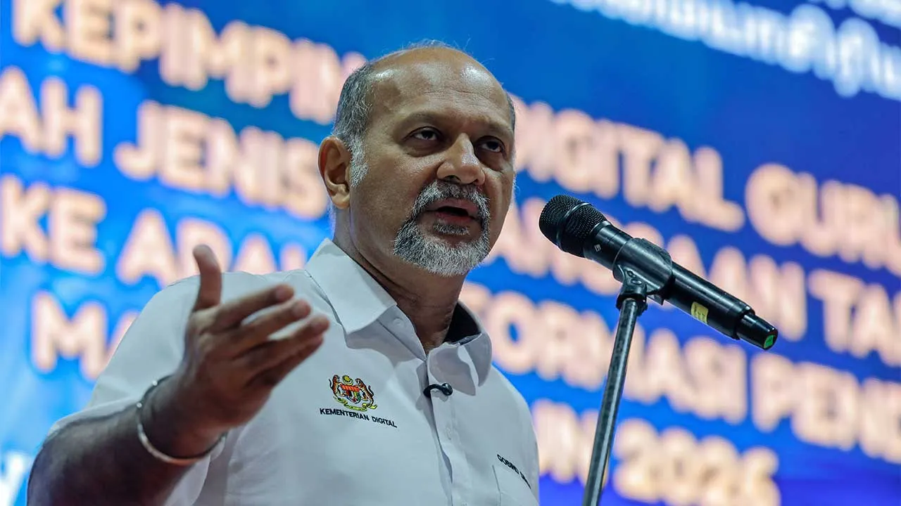 ALOR GAJAH, 23 April -- Menteri Digital Gobind Singh Deo semasa menyampaikan ucapan pada program Simposium Kepimpinan Digital Guru Besar Sekolah Jenis Kebangsaan Tamil Malaysia di Freeport A'Famosa Outlet Convention, hari ini.  Kementerian Digital sedang membincangkan langkah untuk membuka pusat latihan Kepimpinan Digital Eksekutif (EDP) ke peringkat negeri bagi mempermudah latihan kepada peserta berminat.  --fotoBERNAMA (2026) HAK CIPTA TERPELIHARA