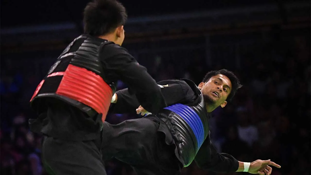 MELAKA, 31 Julai -- Pesilat negara Mohd Al Jufferi Jamari (kanan) ketika beraksi menentang pesilat Indonesia Iqbal Chandra Pratama pada perlawanan akhir acara Tanding Kategori F Putera di Kejuaraan Pencak Silat Dunia Ke-19 di Pusat Dagangan Antarabangsa Melaka Ayer Keroh hari ini.  --fotoBERNAMA (2022) HAK CIPTA TERPELIHARA