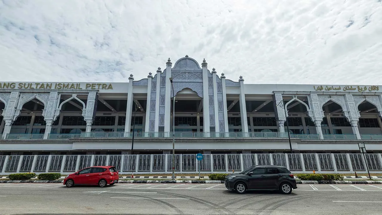 KOTA BHARU, 21 Feb -- Lapangan Terbang Sultan Ismail Petra (LTSIP) di Pengkalan Chepa, yang dijangka beroperasi sepenuhnya mulai 5 Mac ini, mampu menampung sehingga 4 juta penumpang setahun berbanding 1.5 juta sebelum ini, menurut tinjauan baru-baru ini.  Pengurus LTSIP, Suhaimi Abdul Sani, berkata selepas melalui fasa naik taraf, lapangan terbang kini berwajah baharu serta dilengkapi kemudahan lebih komprehensif bagi keselesaan penumpang dan kelancaran operasi penerbangan.  -- fotoBERNAMA (2026) HAK CIPTA 