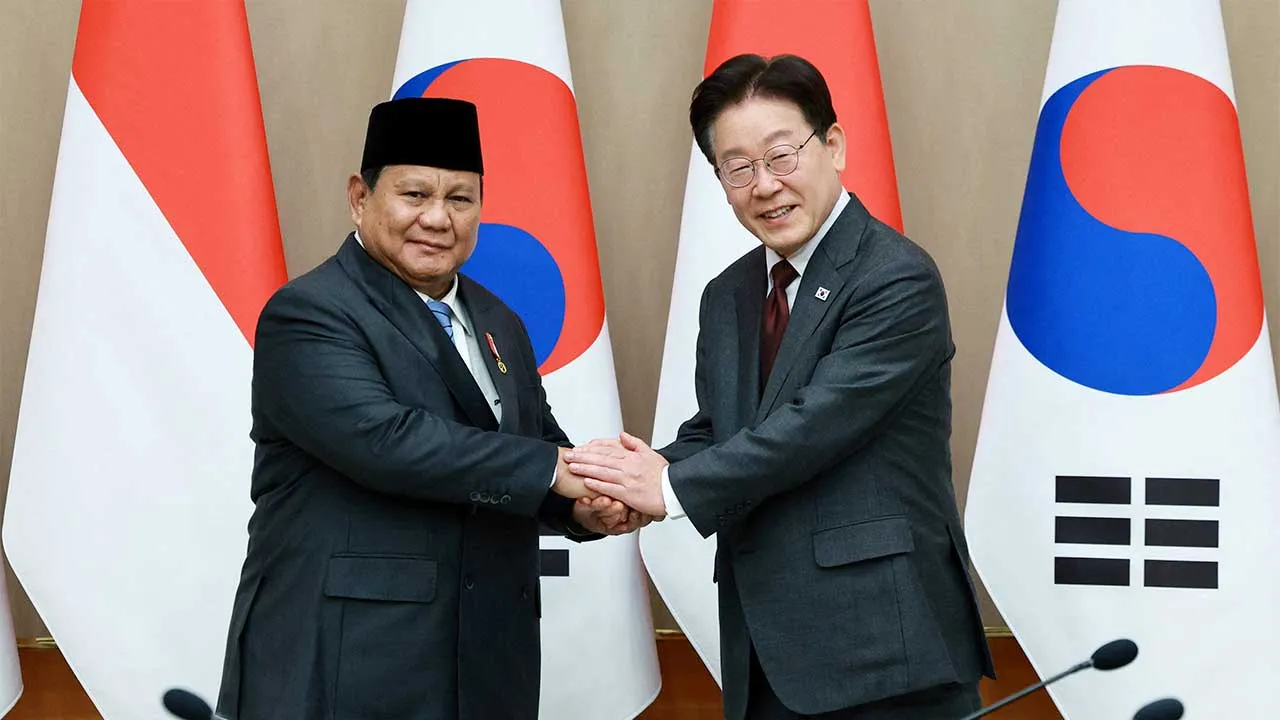 South Korean President Lee Jae Myung shakes hands with Indonesian President Prabowo Subianto during their meeting at the Presidential Blue House in Seoul, South Korea, April 1, 2026. Yonhap via REUTERS THIS IMAGE HAS BEEN SUPPLIED BY A THIRD PARTY. NO RESALES. NO ARCHIVES. SOUTH KOREA OUT. NO COMMERCIAL OR EDITORIAL SALES IN SOUTH KOREA.