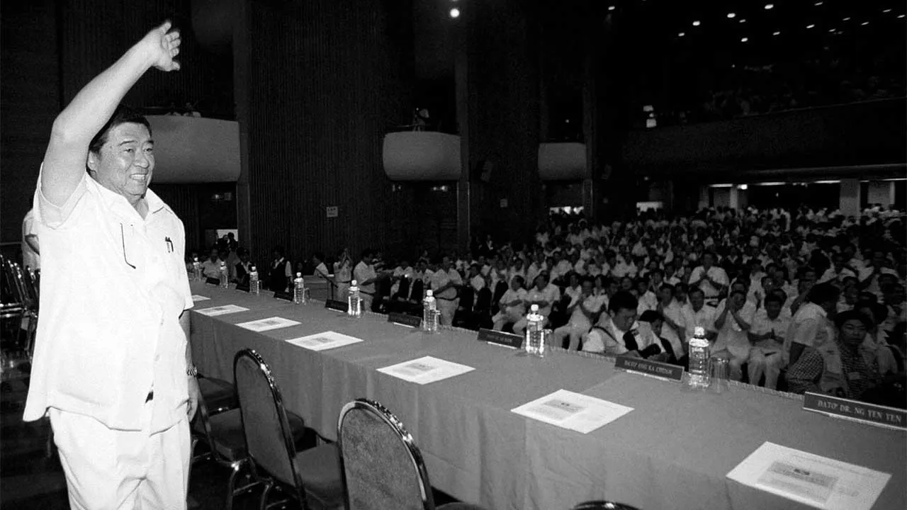 KUALA LUMPUR, 24 Jun -- Presiden MCA Datuk Seri Ling Liong Sik melambaikan tangan kearah perwakilan sewaktu menghadiri mesyuarat agung luarbiasa parti itu di Wisma MCA hari ini.  --fotoBERNAMA HAKCIPTA TERPELIHARA
