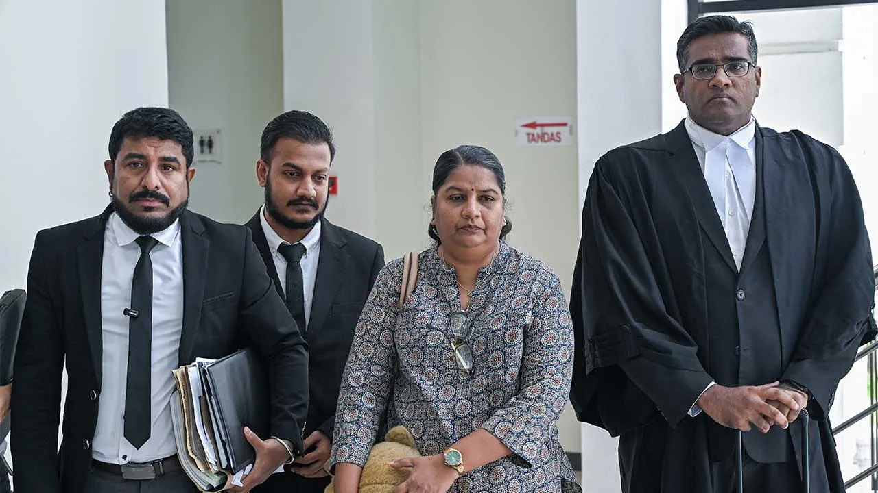 IPOH, 6 April -- Mahkamah Tinggi hari ini menetapkan 25 Jun depan untuk mengetahui perkembangan siasatan Polis Diraja Malaysia (PDRM) dalam kes Muhammad Riduan Abdullah yang didakwa gagal menyerahkan anak bongsunya, Prasana Diksa kepada bekas isterinya M. Indira Gandhi, 17 tahun lepas.  ​Prasana akan menyambut ulang tahun ke-18 pada Rabu ini.  Hakim Datuk Norsharidah Awang berkata tempoh selama dua bulan itu adalah bersesuaian untuk pihak polis melakukan siasatan lanjut termasuk menyemak semula maklumat Muh