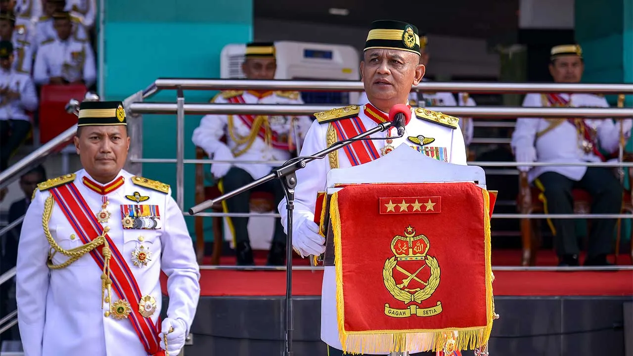 KUALA LUMPUR, 4 April -- Panglima Tentera Darat, Jeneral Datuk Azhan Md Othman, menyampaikan ucapan sempena Majlis Sambutan Tentera Darat ke-93 di Kem Perdana Sungai hari ini. -- fotoBERNAMA (2026) HAK CIPTA TERPELIHARA