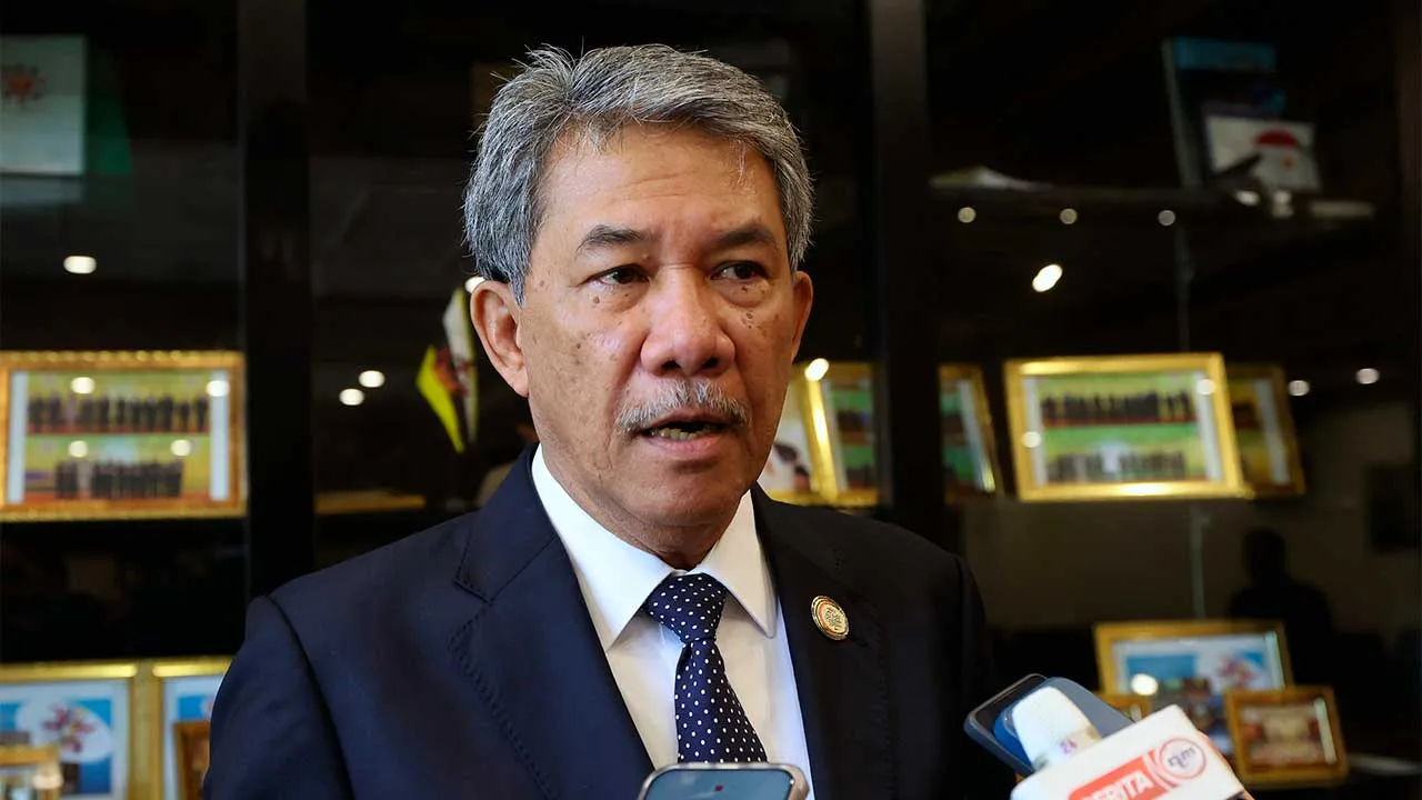 BANDAR SERI BEGAWAN, 28 April -- Menteri Luar Malaysia Datuk Seri Mohamad Hasan mengadakan sidang media selepas menghadiri Mesyuarat Peringkat Menteri ASEAN–Kesatuan Eropah (AEMM) ke-125 di Pusat Konvensyen Antarabangsa (ICC), Bandar Seri Begawan, Brunei, hari ini.  --fotoBERNAMA (2026) HAK CIPTA TERPELIHARA