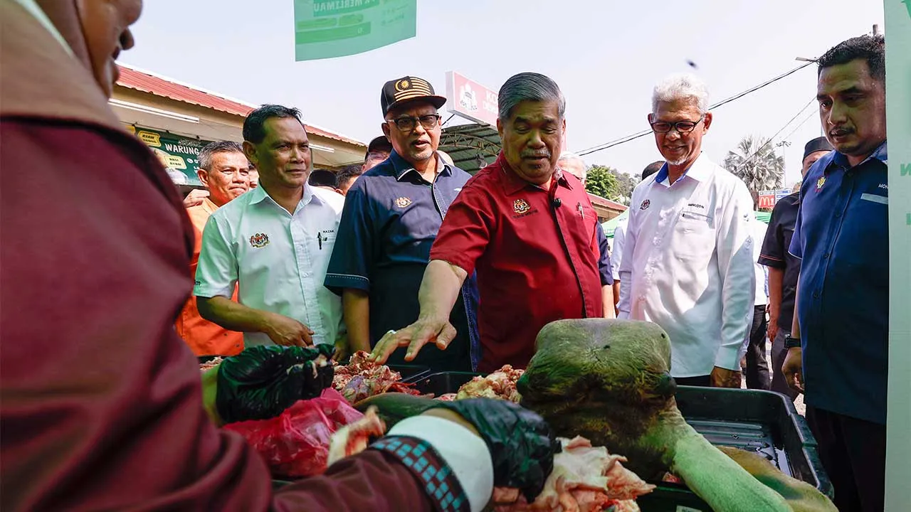 MELAKA, 4 April -- Menteri Pertanian dan Keterjaminan Makanan, Datuk Seri Mohamad Sabu (tengah), meninjau jualan barangan keperluan pada majlis Program Sentuhan Agro Madani di Dewan Datuk Demang Hussin, Bukit Katil, hari ini.  Turut hadir l Pengerusi Lembaga Pertubuhan Peladang (LPP) Datuk Mahfuz Omar (empat, kanan).  —fotoBERNAMA (2026) HAK CIPTA TERPELIHARA