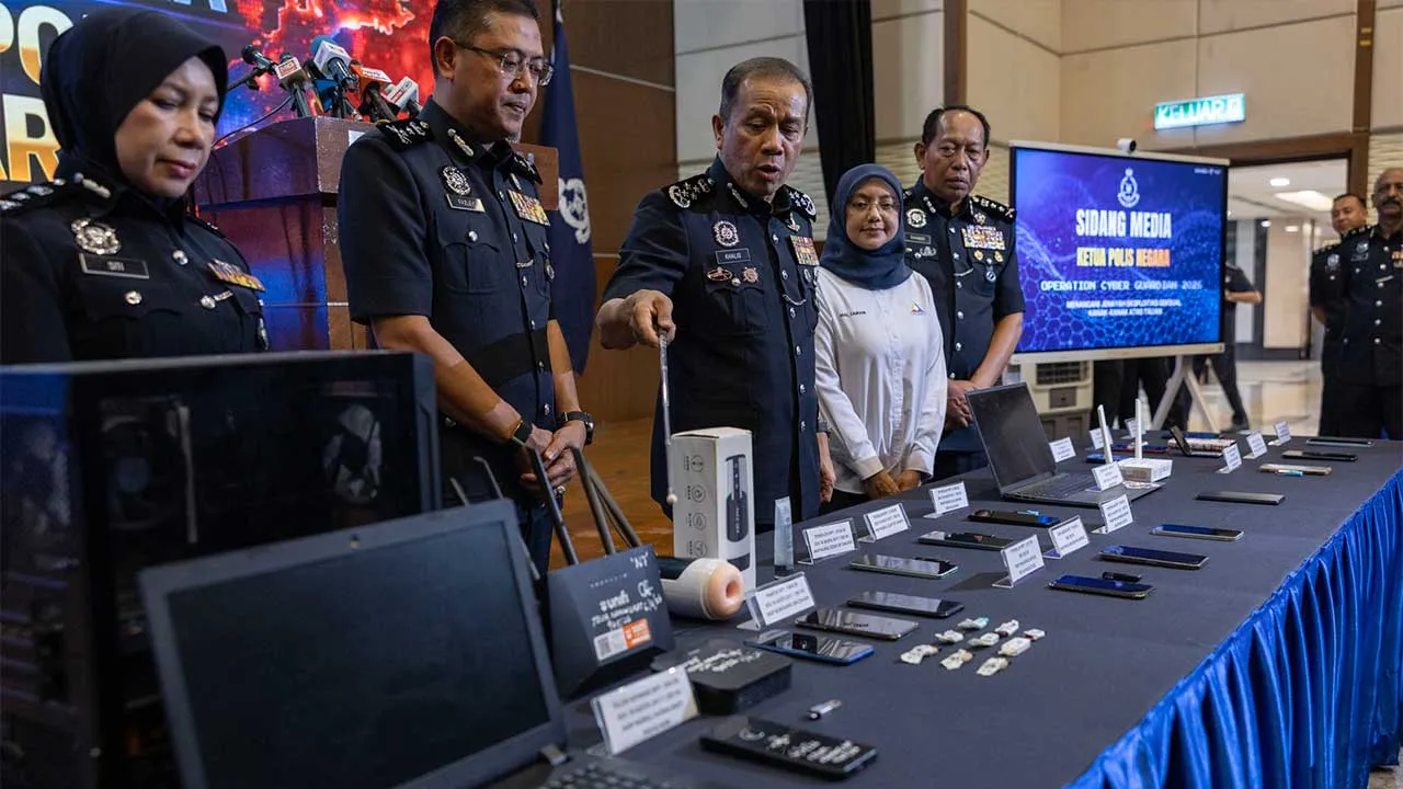 KUALA LUMPUR 30 APRIL 2026. Ketua Polis Negara , Datuk Seri Mohd Khalid Ismail pada sidang media berikutan  Operation Cyber Guardian 2026 bagi menangani jenayah eksploitasi seksual kanak kanak atas talian di Dewan Theatrette, Bukit Aman. Astro AWANI / SHAHIR OMAR