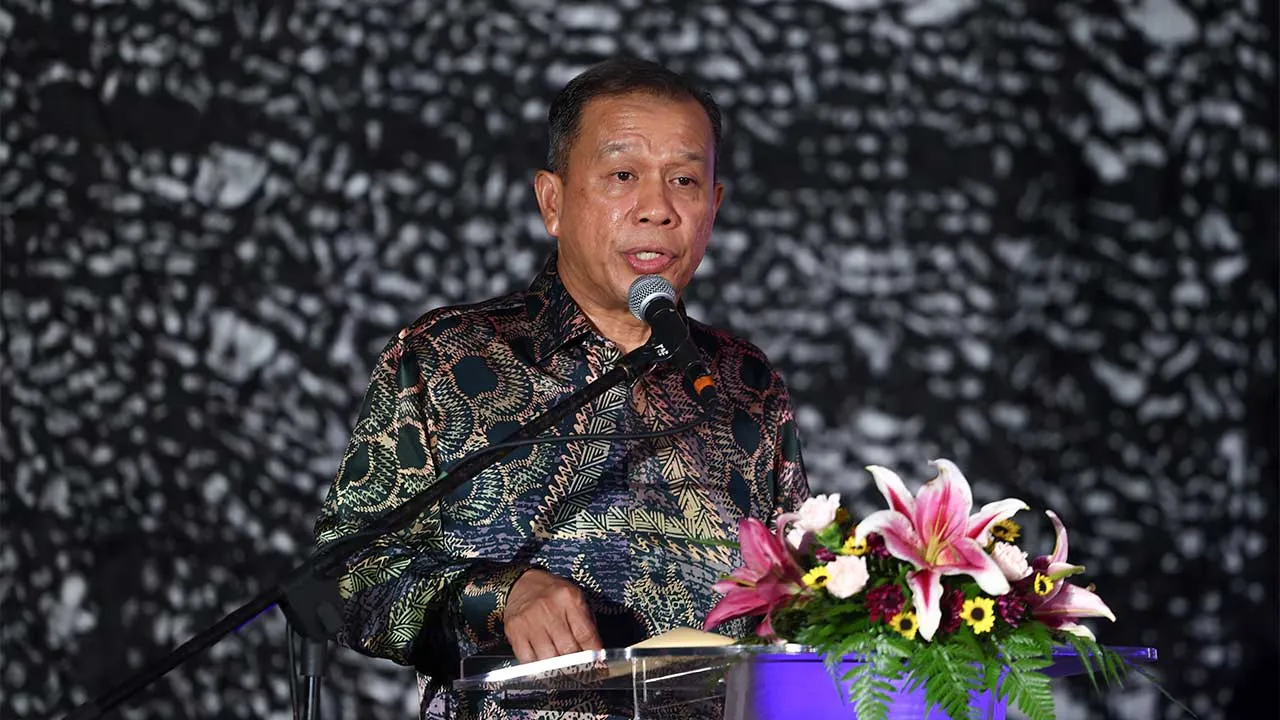 KUALA LUMPUR, 10April -- Ketua Polis Negara Datuk Seri Mohd Khalid Ismail menyampaikan ucapan ketika hadir ke Majlis Apresiasi Op Selamat 25 dan 26 Tahun 2026 di Pusat Latihan Polis (PULAPOL) malam ini.  -- fotoBERNAMA (2026) HAK CIPTA TERPELIHARA