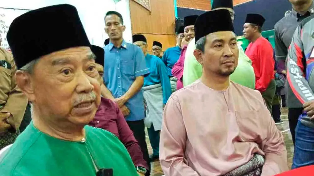 Muhyiddin (kiri) pada sidang akhbar selepas Majlis Rumah Terbuka Aidilfitri Parlimen Pagoh di Kompleks Belia dan Sukan Pagoh pada Ahad.