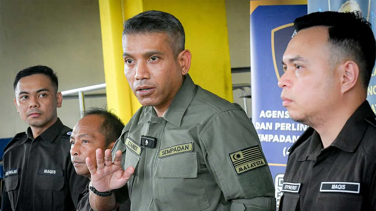 PELABUHAN KLANG, 14 April -- Komander Agensi Kawalan dan Perlindungan Sempadan (AKPS) Pelabuhan Klang Datuk Nik Ezanee Mohd Faisal (dua, kanan) semasa sidang media berkaitan rampasan ayam dan itik sejuk beku yang bernilai RM1.06 juta di Pejabat Kastam Pelabuhan Utara, Pelabuhan Klang hari ini.  -- fotoBERNAMA (2026) HAK CIPTA TERPELIHARA