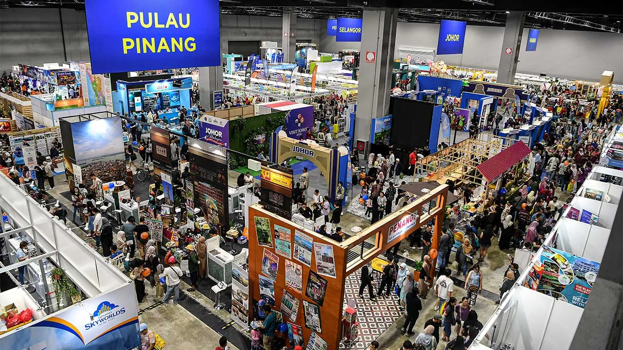 KUALA LUMPUR, 4 April -- Orang ramai mengunjungi Pameran MATTA Fair 2026 yang kembali menawarkan promosi pelancongan, pengalaman budaya, dan kerjasama antarabangsa lebih menarik, dengan Macau sebagai destinasi antarabangsa pilihan.  Pameran tiga hari ini berlangsung dari 3 hingga 5 April di Pusat Perdagangan dan Pameran Antarabangsa Malaysia (MITEC), Kuala Lumpur.  -- fotoBERNAMA (2026) HAK CIPTA TERPELIHARA