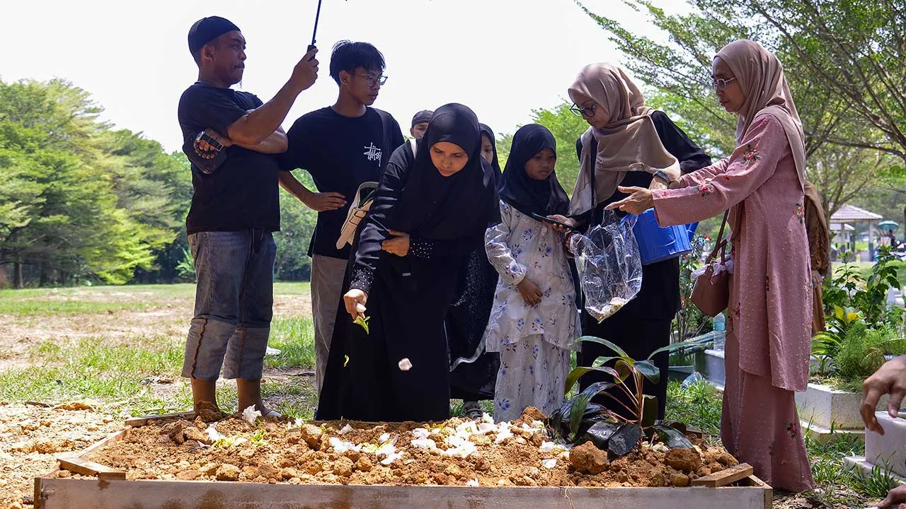 SUBANG JAYA, 23 April -- Ahli keluarga terdekat yang hadir memberikan penghormatan terakhir kepada bekas penyampai radio terkenal di Radio Televisyen Malaysia (RTM), Mariamah Tijo yang selamat dikebumikan di Tanah Perkuburan Islam USJ 22 hari ini.  -- fotoBERNAMA (2026) HAK CIPTA TERPELIHARA