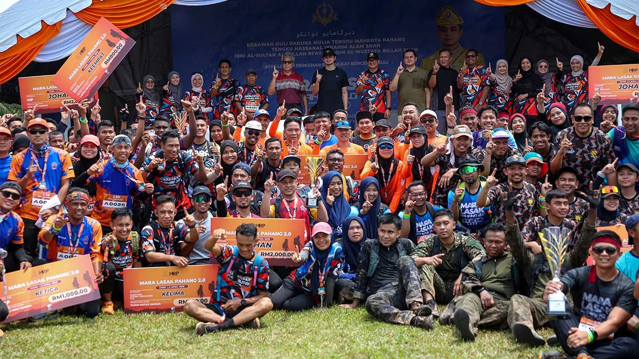 PEKAN, 5 April -- Tengku Mahkota Pahang Tengku Hassanal Ibrahim Alam Shah Al-Sultan Abdullah Ri'ayatuddin Al-Mustafa Billah Shah berkenan bergambar bersama pemenang dan peserta selepas sesi penyampaian hadiah pada Program Mara Lasak Pahang 2.0 di Felda Chini 1 di sini hari ini.  Turut hadir, Pengerusi Jawatankuasa Komunikasi dan Multimedia, Belia, Sukan dan Badan-Badan Bukan Kerajaan Pahang Fadzli Mohamad Kamal.  Pada program itu, Tengku Hassanal turut berkenan menyampaikan hadiah kepada pemenang dengan pas