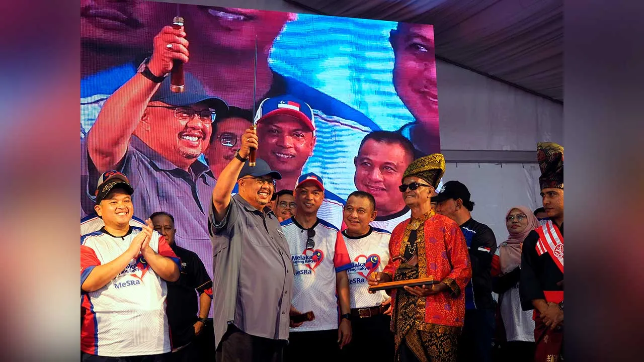 JASIN, 4 April -- Ketua Menteri, Datuk Seri Ab Rauf Yusoh (dua kiri), menerima cenderamata sempena menyempurnakan pelancaran Program Wakil Rakyat Untuk Rakyat (WRUR) dan Jamuan Aidilfitri Melaka Sayang Rakyat Dewan Undangan Negeri (DUN) Asahan di Felda Bukit Senggeh hari ini.  --fotoBERNAMA (2026) HAKCIPTA TERPELIHARA