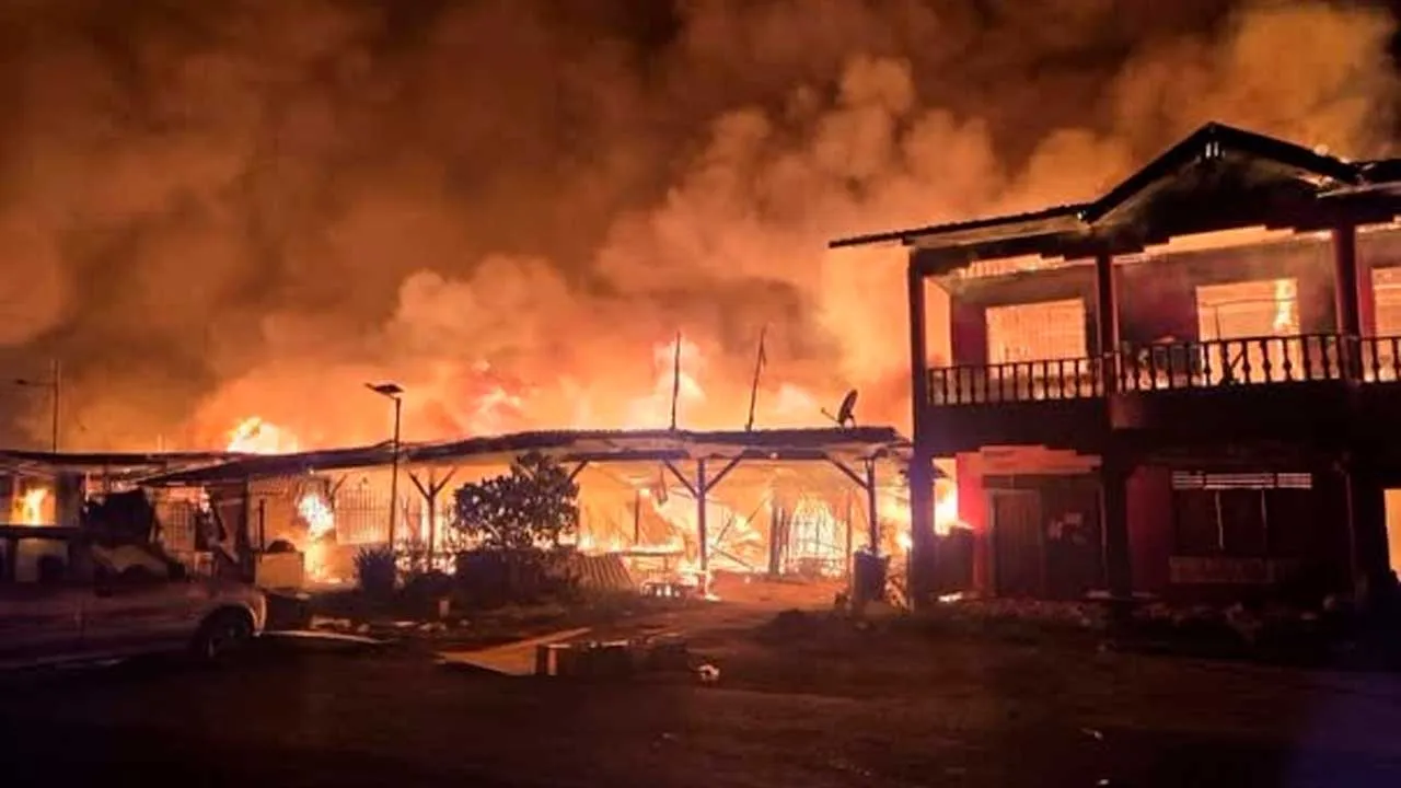 Rumah Atas Air Terbakar Sandakan_JPBN Sabah