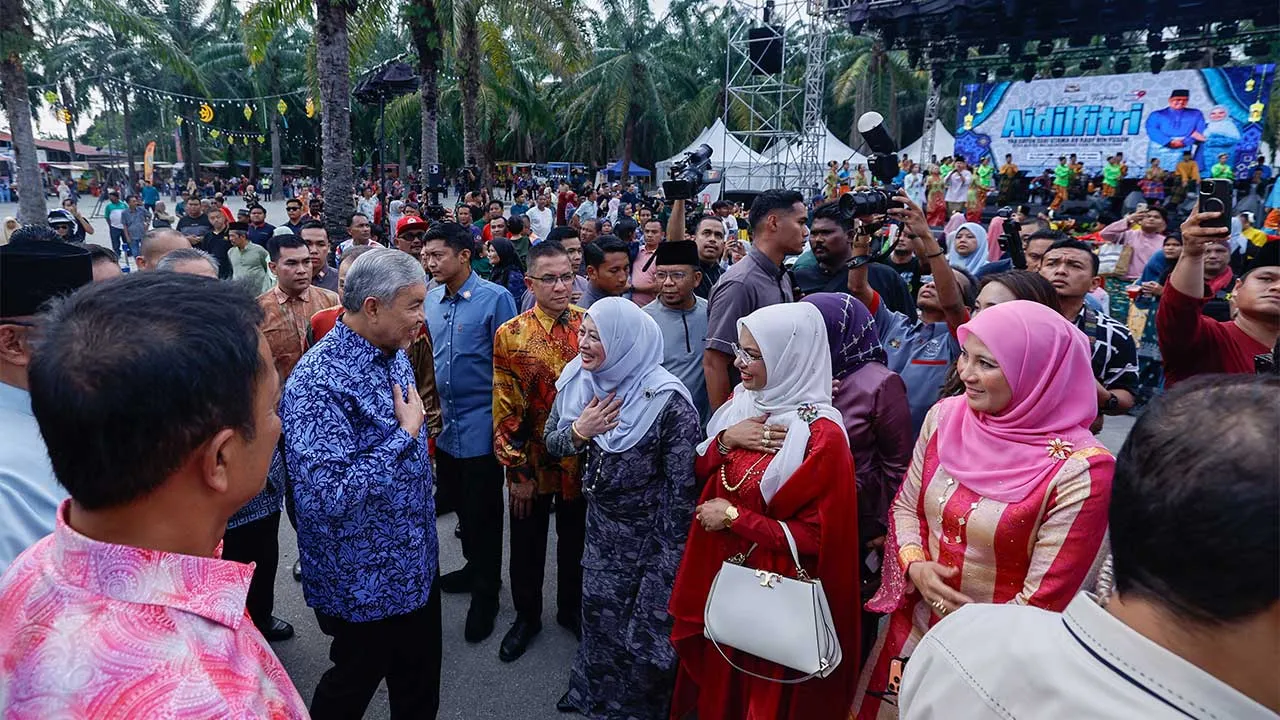 ALOR GAJAH, 12 April -- Timbalan Perdana Menteri Datuk Seri Dr Ahmad Zahid Hamidi (kiri) meluangkan masa beramah mesra dengan tetamu semasa menghadiri majlis Rumah Terbuka Ketua Menteri Melaka di Kampung Pulau, Masjid Tanah, hari ini.  —fotoBERNAMA (2026) HAK CIPTA TERPELIHARA