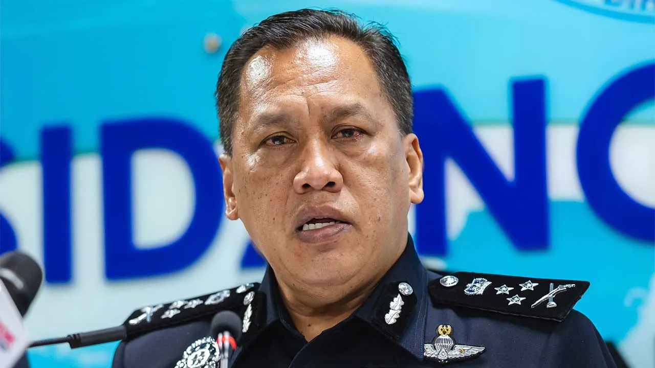 KUALA LUMPUR, 18 Ogos -- Pengarah Jabatan Siasatan Jenayah Komersial (JSJK) Bukit Aman Datuk Rusdi Mohd Isa bercakap pada sidang media Op Khas Kad ATM di Menara KPJ hari ini.  Dalam operasi tersebut, sebanyak 2,924 keping kad ATM pelbagai bank dan wang tunai berjumlah RM119,977 berjaya dirampas.  --fotoBERNAMA (2025) HAK CIPTA TERPELIHARA