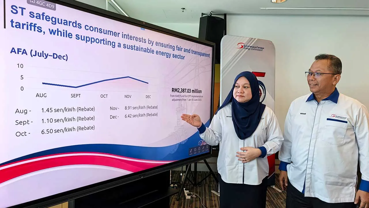 PUTRAJAYA, 1 April -- Ketua Pegawai Eksekutif Suruhanjaya Tenaga Siti Safinah Salleh menunjukkan graf laporan pada sesi taklimat media mengenai Semakan Kawal Selia Tahunan Suruhanjaya Tenaga (STARR) hari ini.  Turut sama Timbalan Ketua Pegawai Eksekutif Suruhanjaya Tenaga Ir. Roslee Esman (kanan).  --fotoBERNAMA (2026) HAK CIPTA TERPELIHARA