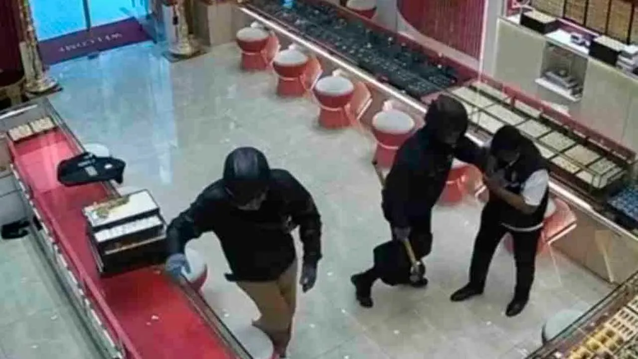 Tangkap layar rakaman yang memaparkan sekumpulan lelaki menyamun sebuah kedai emas di Jalan Tun Sambanthan, Kuala Lumpur pada Khamis.