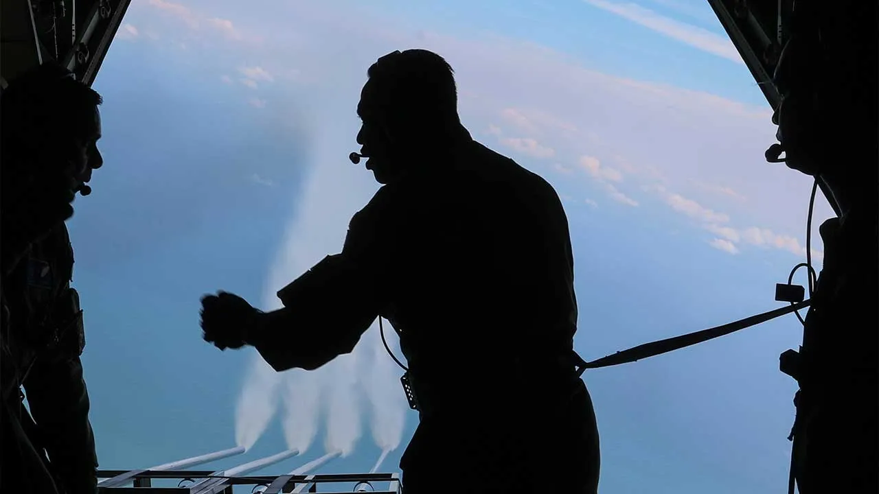 SUBANG, 12 Jun -- Anggota Tentera Udara Diraja Malaysia (TUDM) giat bertugas ketika Operasi Pembenihan Awan hari ini.  Operasi tersebut dilakukan di Empangan Air Itam dan Empangan Teluk Bahang, Pulau Pinang dengan menggunakan pesawat C-130 Hercules.  --fotoBERNAMA (2023) HAK CIPTA TERPELIHARA