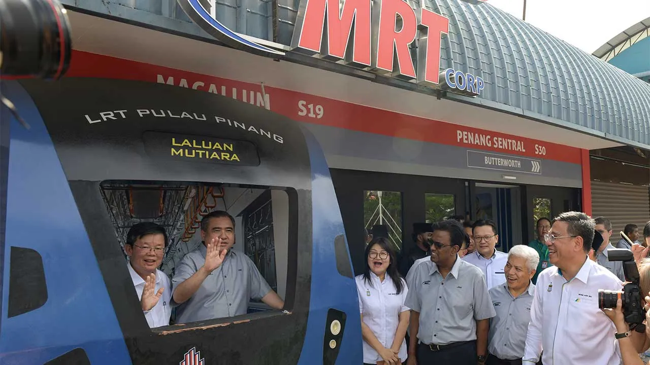 GOERGE TOWN, 10 April -- Menteri Pengangkutan Anthony Loke (dua, kiri) bersama Ketua Menteri Pulau Pinang Chow Kon Yeow ( kiri) melambai tangan semasa meninjau pejabat MRT Corp di Tapak Pesta Sungai Nibong di Majlis Penyerahan Tapak Pesta Sungai Nibong antara Kerajaan Negeri Pulau Pinang dan Malaysia Rapid Transit Corporation Sdn Bhd (MRT Corp) untuk projek Transit Aliran Ringan (LRT) Laluan Mutiara di sini hari ini.  --fotoBERNAMA (2026) HAK CIPTA TERPELIHARA