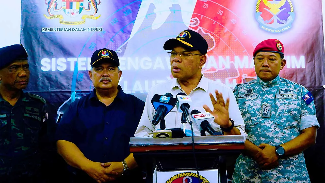 KUDAT, 23 April 2026-- Menteri Dalam Negeri Datuk Seri Saifuddin Nasution Ismail pada sidang media selepas membuat tinjauan operasi membanteras penyeludupan dan ketirisan di sempadan Pulau Balambangan hari ini. Turut hadir, Ketua Pengarah Agensi Penguatkuasaan Maritim Malaysia (Maritim Malaysia) Laksamana Maritim Datuk Mohd Rosli Abdullah (kanan), Timbalan Ketua Setiausaha (Keselamatan) Kementerian Dalam Negeri , Datuk Abdul Halim Abdul Rahman (dua, kiri) dan Pemangku Pengarah Jabatan Keselamatan Dalam Nege