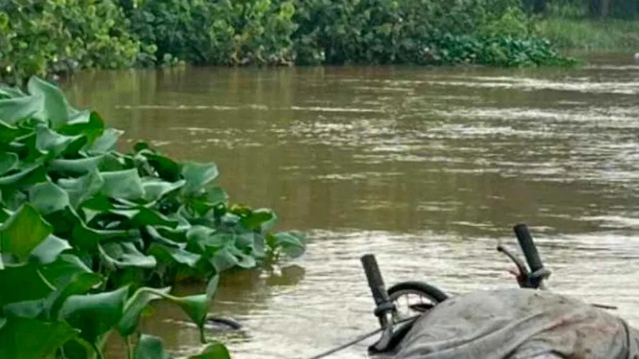 Kerusi roda digunakan mangsa ditemui oleh pasukan bomba di Sungai Kampung Kuantan pada Ahad.