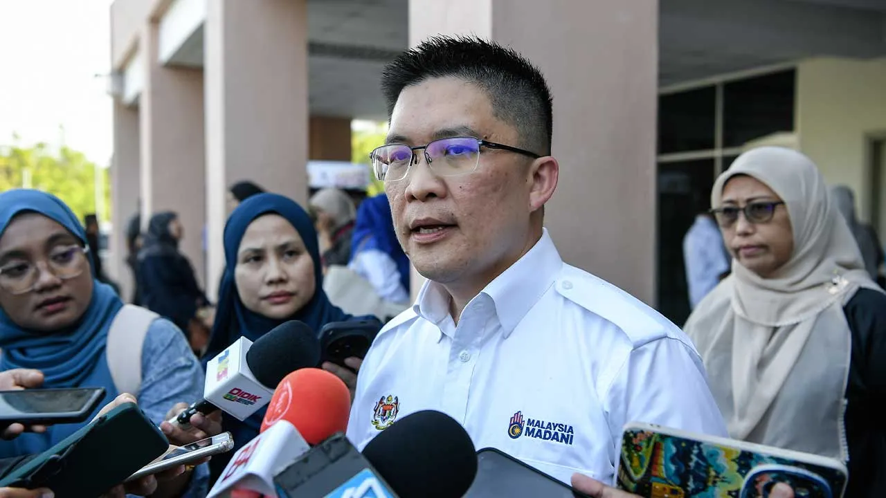 ALOR SETAR,5 April -- Timbalan Menteri Pendidikan Wong Kah Woh ketika sidang media mengenai insiden dua pelajar Institut Pendidikan Guru (IPG) Kampus Perlis yang ditemukan lemas semasa melakukan aktiviti berkayak, di Hospital Sultanah Bahiyah hari ini.  Dalam kejadian kira-kira 5 petang semalam, dua pelajar IPG tersebut ditemukan meninggal dunia akibat lemas ketika melakukan aktiviti itu di Pantai Merdeka.  -- fotoBERNAMA (2026) HAK CIPTA TERPELIHARA