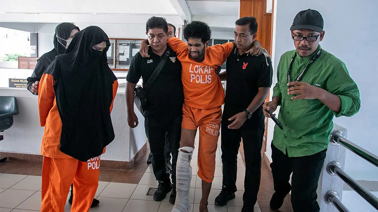MANJUNG, 30 April -- Suri rumah Umi Kalsum Omar Noor Balasubramaniam, 39, (kiri) didakwa di Mahkamah Sesyen hari ini atas dua pertuduhan menjalankan aktiviti penyeludupan 24 migran warga Indonesia pada awal bulan ini.  Umi Kalsum bagaimanapun mengaku tidak bersalah selepas pertuduhan itu dibacakan di hadapan Hakim Azizah Ahmad.  Manakala, warga Indonesia Theodurus Seran, 30, (tiga, kanan) mengaku bersalah atas dua pertuduhan menjalankan aktiviti penyeludupan 15 migran warga Indonesia.  --fotoBERNAMA (2026) 