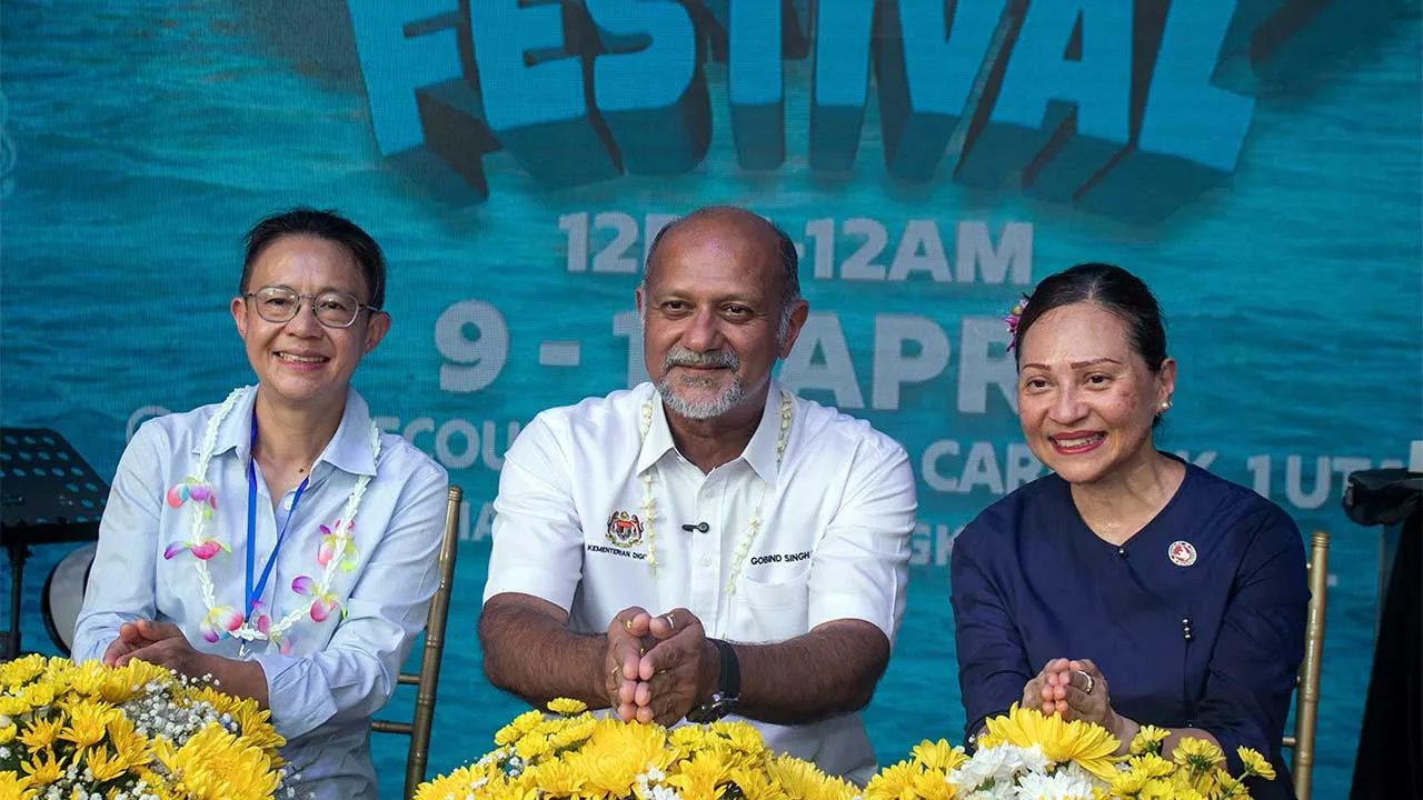 KUALA LUMPUR, April 10 -- Digital Minister Gobind Singh Deo (middle) and Thailand's Ambassador to Malaysia Lada Phumas (right), before doing ceremony Rod Nam Dum Hua at the Malaysia's Premier Songkran Festival 2026 at the 1 Utama Shopping Centre here, today.  --fotoBERNAMA (2026) COPYRIGHT RESERVE