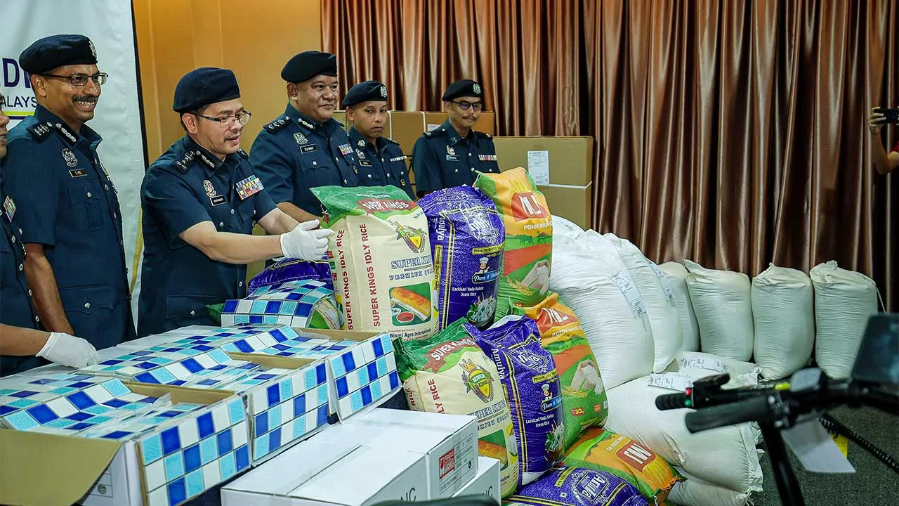 IPOH, 1 April -- Pengarah Jabatan Kastam Diraja Malaysia (JKDM) Perak, Mohd Nadzri Ariffin (dua, kiri) menunjukkan barang rampasan pada sidang media di sini hari ini.  JKDM Perak menggagalkan lima cubaan menyeludup pelbagai barangan termasuk basikal elektrik dengan anggaran nilai termasuk duti dan cukai sebanyak RM2.4 juta dalam serbuan di beberapa lokasi pada Januari dan Februari lepas.  --fotoBERNAMA (2026) HAK CIPTA TERPELIHARA
