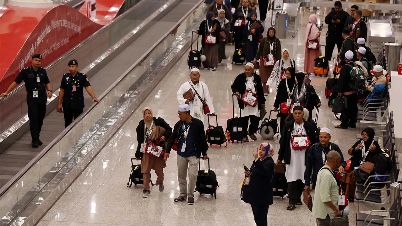 SEPANG, 18 April -- Sebanyak 284 jemaah haji Malaysia berlepas ke Tanah Suci awal pagi ini, menandakan bermulanya musim haji bagi 1447H/2026M.  Kumpulan pertama itu berlepas dari Terminal 1 Lapangan Terbang Antarabangsa Kuala Lumpur (KLIA) pada 4.05 pagi menaiki pesawat Malaysia Airlines MH8050 dan dijangka tiba di Lapangan Terbang Antarabangsa Putera Mohammad Bin Abdulaziz, Madinah pada 7.50 pagi waktu tempatan (Arab Saudi), hari yang sama.  Mereka terdiri daripada 141 jemaah yang berlepas dari stesen Alor