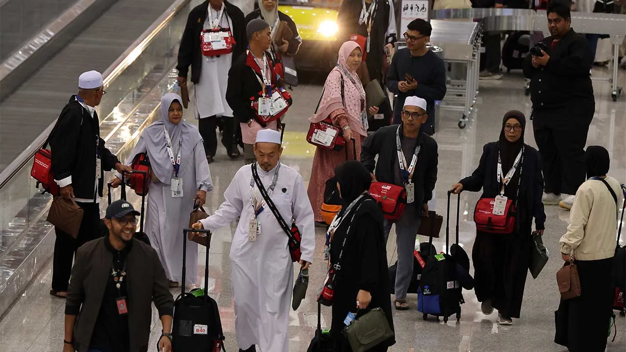SEPANG, 18 April -- Sebanyak 284 jemaah haji Malaysia berlepas ke Tanah Suci awal pagi ini, menandakan bermulanya musim haji bagi 1447H/2026M.  Kumpulan pertama itu berlepas dari Terminal 1 Lapangan Terbang Antarabangsa Kuala Lumpur (KLIA) pada 4.05 pagi menaiki pesawat Malaysia Airlines MH8050 dan dijangka tiba di Lapangan Terbang Antarabangsa Putera Mohammad Bin Abdulaziz, Madinah pada 7.50 pagi waktu tempatan (Arab Saudi), hari yang sama.  Mereka terdiri daripada 141 jemaah yang berlepas dari stesen Alor