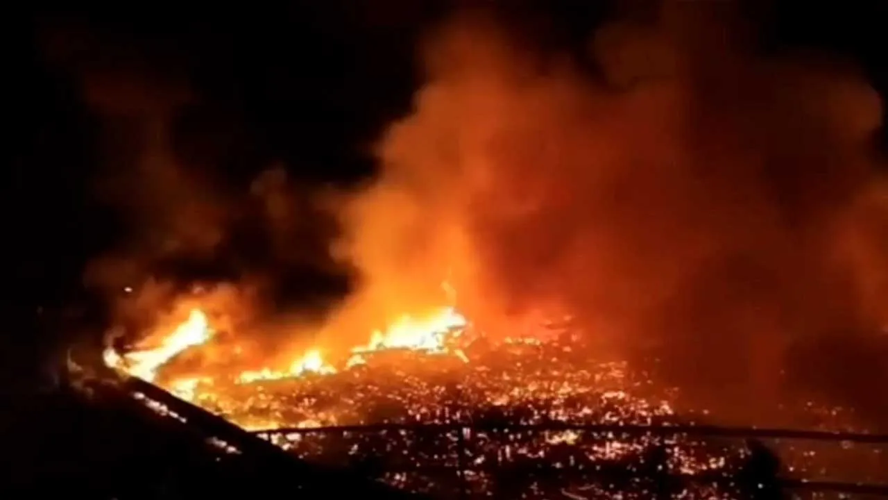 caption: Satu kebakaran besar memusnahkan kira-kira 200 buah rumah kediaman atas air jenis tidak kekal di Kampung Bahagia, Sandakan, awal pagi tadi.